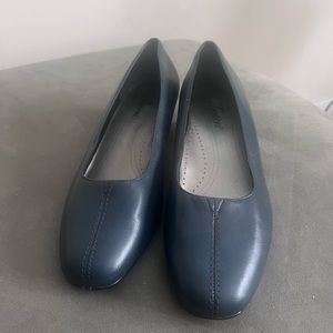 Trotters Blue Women’s Leather Shoes Size 8.5